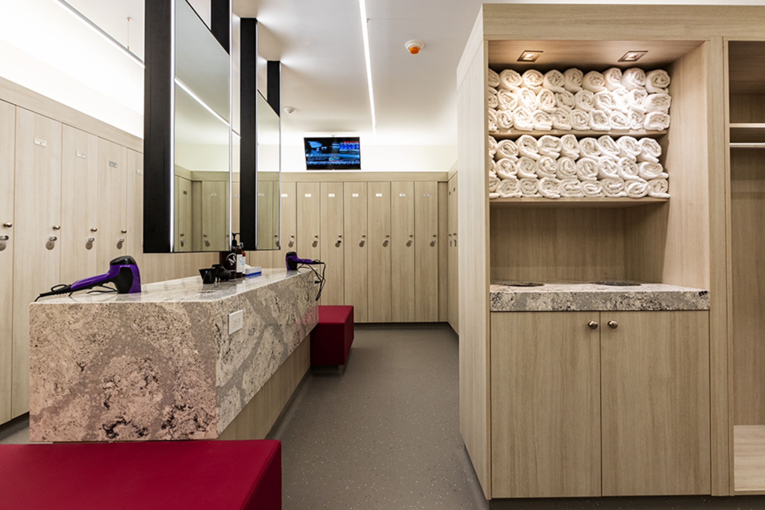 Image of Women's Executive Changeroom with lockers and towels at the Mayfair Parkway Club in Markham.